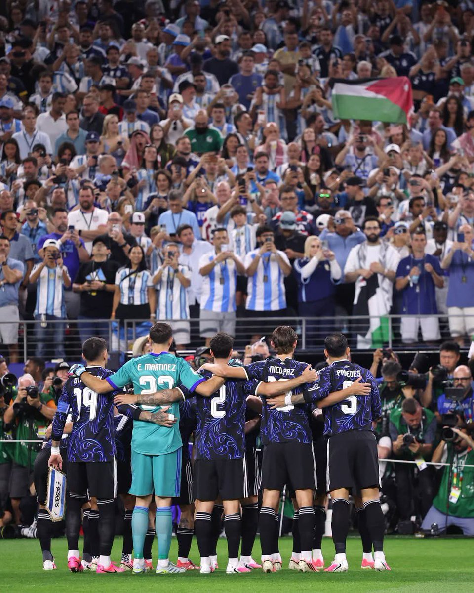 JuliLopezOK's tweet photo. No siempre levantar la Copa es la única forma de hacer historia.

Esta Selección volvió a demostrar que el fútbol también se construye con compromiso, esfuerzo y un profundo sentido de equipo. Hubo talentos extraordinarios, hubo figuras que brillaron, pero por encima de todas las individualidades estuvo el grupo: un equipo que nunca dejó de creer, de luchar y de representar con orgullo a millones de argentinos.

Gracias, Lionel Messi, por seguir regalándonos tu talento, tu liderazgo y una manera única de entender este deporte. Gracias por inspirar a generaciones enteras y por vestir la camiseta argentina con la misma pasión de siempre.

El resultado quedará en los libros. Lo que este equipo despertó en el corazón de nuestro pueblo permanecerá para siempre.

¡Gracias, Selección! 🇦🇷💙