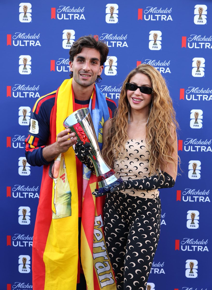 sporxekstra_'s tweet photo. Ferran, Dünya Kupası final maçı en iyi oyuncu ödülünü Shakira ile kutladı. https://t.co/pg6D0b0XeG
