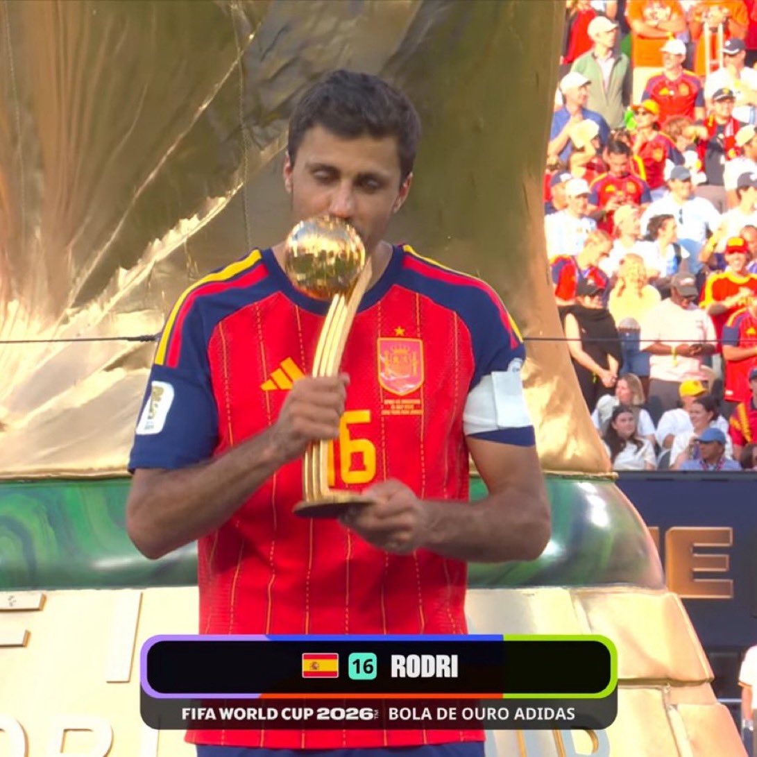 bernardooooV3's tweet photo. Euros.                                                World Cup https://t.co/RXK1UTJf9B