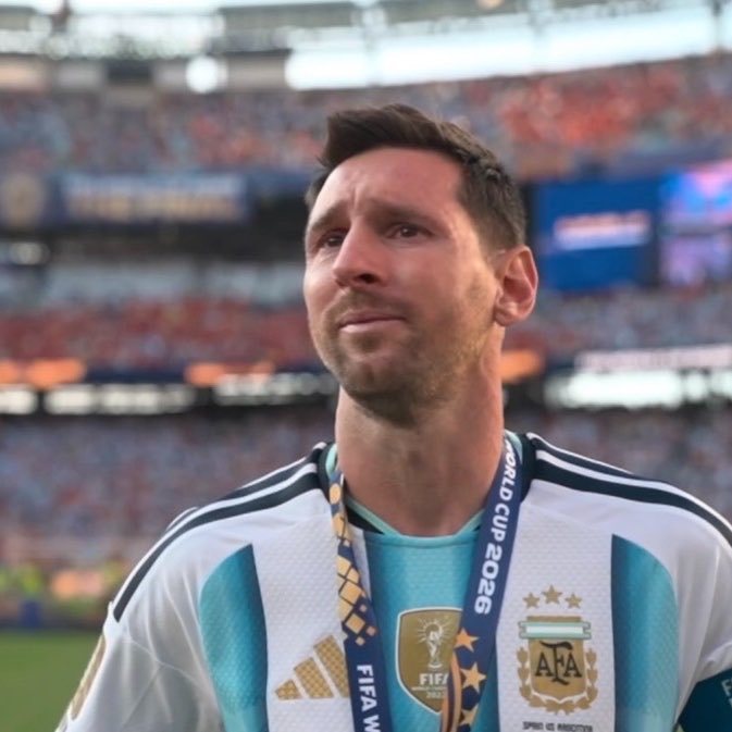choquei's tweet photo. 🚨AGORA: Messi chora após receber a medalha de vice-campeão da Copa do Mundo. https://t.co/OKrHSu1tSa