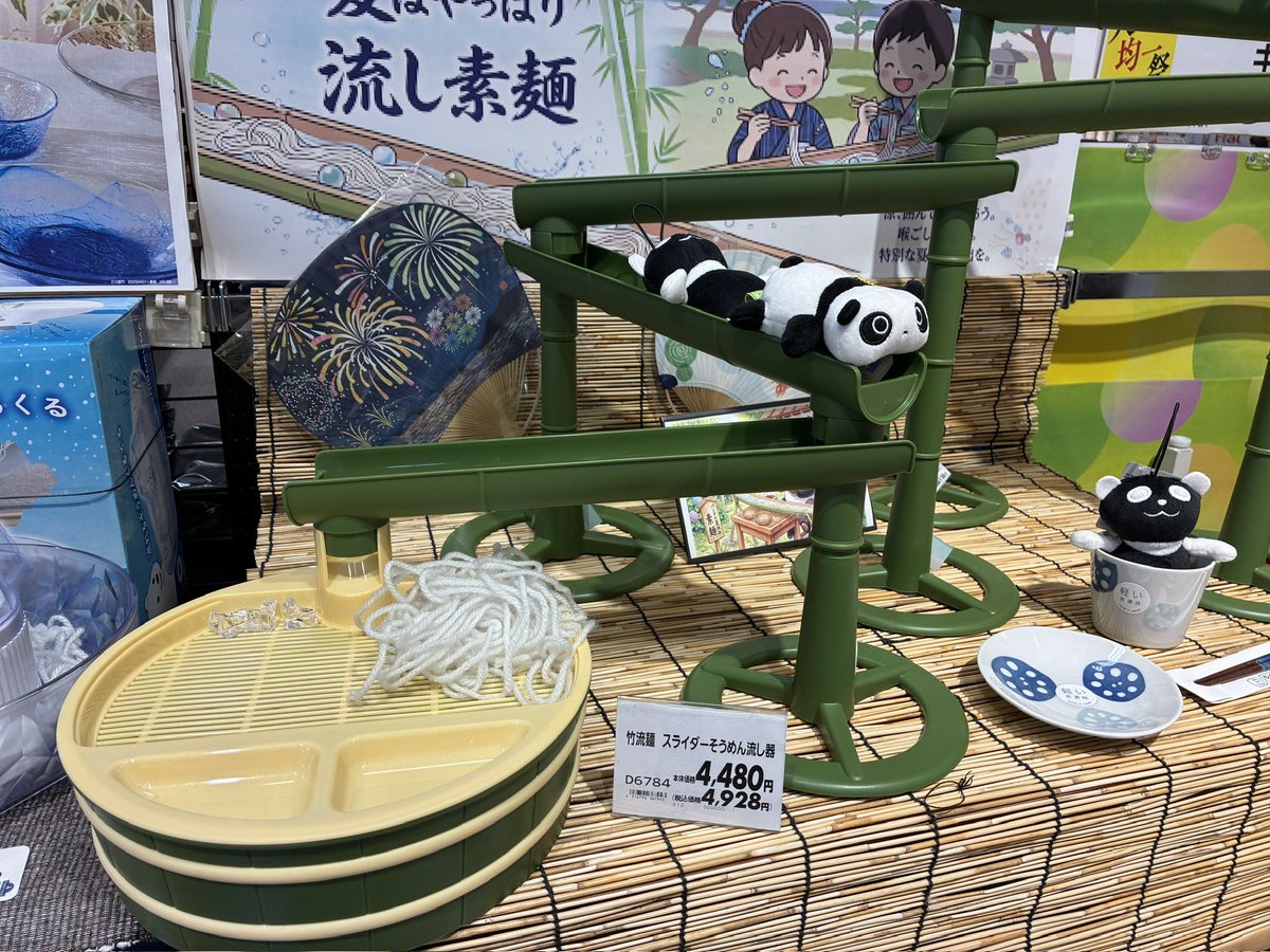 hatarakudoll's tweet photo. イオンにて　流しそうめんをせき止めているたれぱんだと逆ぱんだ https://t.co/YXzzVBrLqA