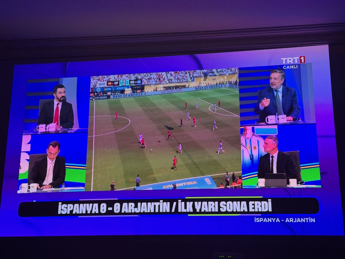 baskafizik's tweet photo. Dünya kupası devre arasına özel hazırlanan konserlerde Shakira- Bts ve Justin Bieber konser verirken diğer ülke kanalları

Türkiye'nin vergileri ile yayın yapan @trt1 ise 4 tane yorumcu ile yayın yaptı pes👏👏👏

#trt1 https://t.co/yrA8TebZba