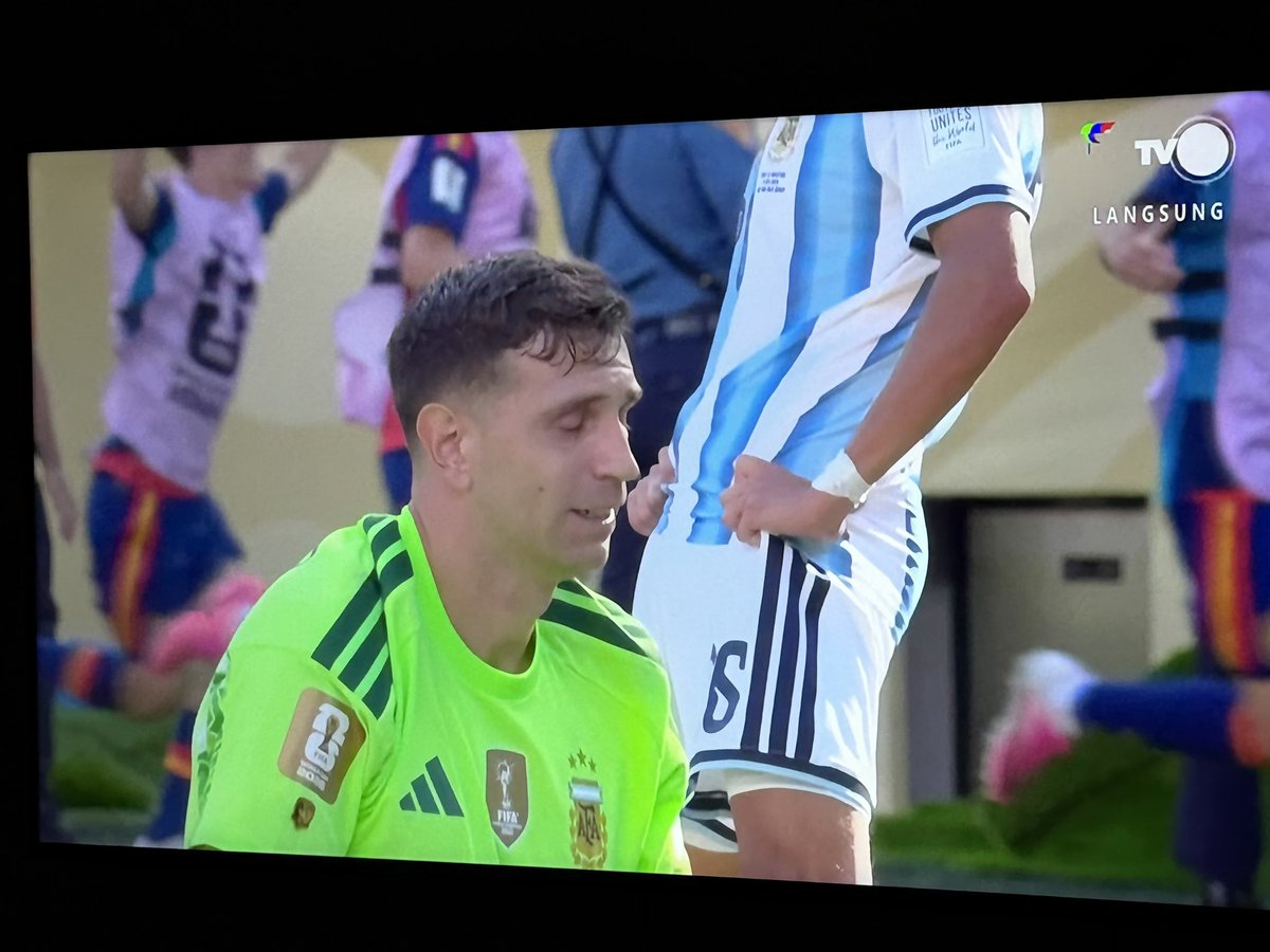virtualballers's tweet photo. Kasian gua liat ekspresinya Martinez dihajar Spanyol 120 menit. Tetep GG kamu Dibu 👏

Tu eres el mejor portero del mundo. https://t.co/mpURdEajaS