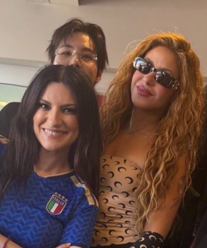 proudofubts2's tweet photo. LAURA Y SHAKIRA CANTENLE “VIVEME” y “OJOS ASI” A ESE HOMBRE YO PAGOOO https://t.co/npGIgSDkh1