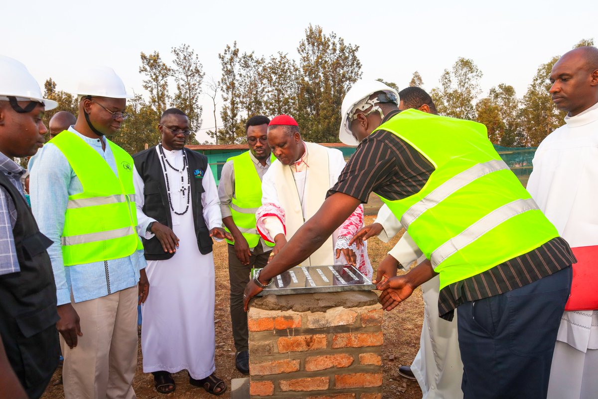 ArchKigali's tweet photo. None tariki ya 19/07/2026, @KambandaAntoine   yashyize ibuye ry’ifatizo ahagiye kubakwa Kiliziya nshya ya Paruwasi ya MUSENYI, n’urugo rw’abapadiri, bizuzura mu mwaka 2028. Bizuzura bitwaye agera 464 000 000 Rwf, iyi Kiliziya nshya ikazakira abakristu bicaye neza 1119. https://t.co/IrtluIP38J