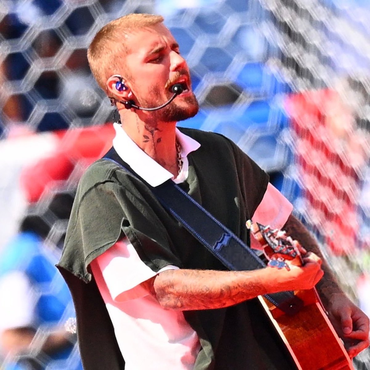 turnebieber's tweet photo. Billboard elogia a apresentação de Justin Bieber no show do intervalo da Copa do Mundo FIFA 2026:

“Com apenas um violão acústico, Bieber apostou na intimidade em vez do espetáculo. Em meio a um show marcado pelo maximalismo, sua simplicidade fez o momento se destacar.” https://t.co/xrNCfSyv4Q