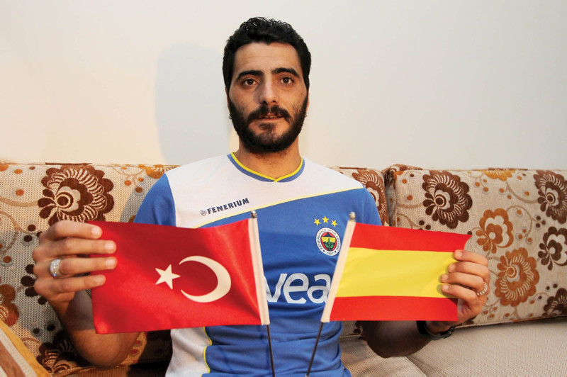 AnilarFB's tweet photo. 📸 Tarihimizin ilk İspanyol futbolcusu Daniel Güiza, Türkiye ve İspanya bayrakları ile poz veriyor. (2010/11) #Fenerbahçe 🇹🇷🇪🇸 https://t.co/aZ2ngzmi9Y