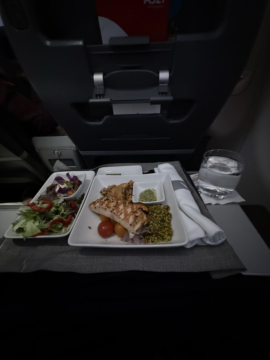 C_Wins_'s tweet photo. @AmericanAir Thank you for keeping it clean. Health is wealth. #cleaneats #KnicksFitness #shetravels https://t.co/AjS8dUN9f4
