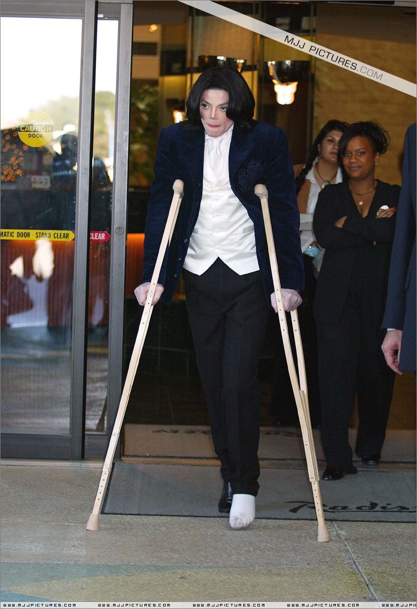 tabloidsjunkies's tweet photo. always injured from carrying the music industry https://t.co/FLQiCDV81K