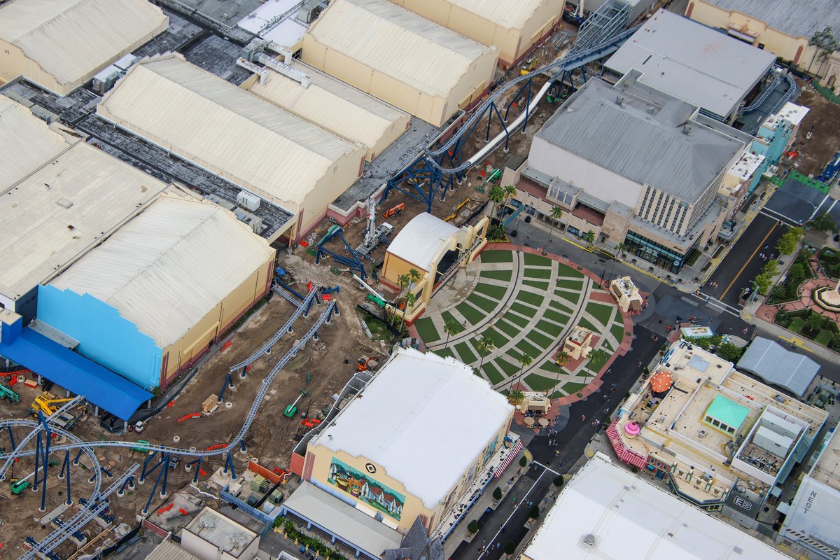 bioreconstruct's tweet photo. Aerial photos of Fast &amp; Furious Hollywood Drift track in development behind Music Plaza.
Track closest to the stage is launching to CityWalk.
Cars is both tracks will be seen soaring over the stage.
In third photo, track is seen where cars launching will veer right. https://t.co/3hH7sZdd9Q