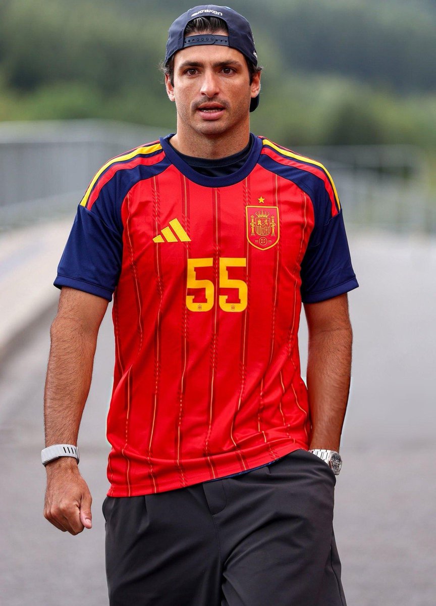 teamfifty5's tweet photo. Congratulations to Carlos Sainz's Spain on winning the World Cup! 🇪🇸❤️ https://t.co/LkgwSvFpkb