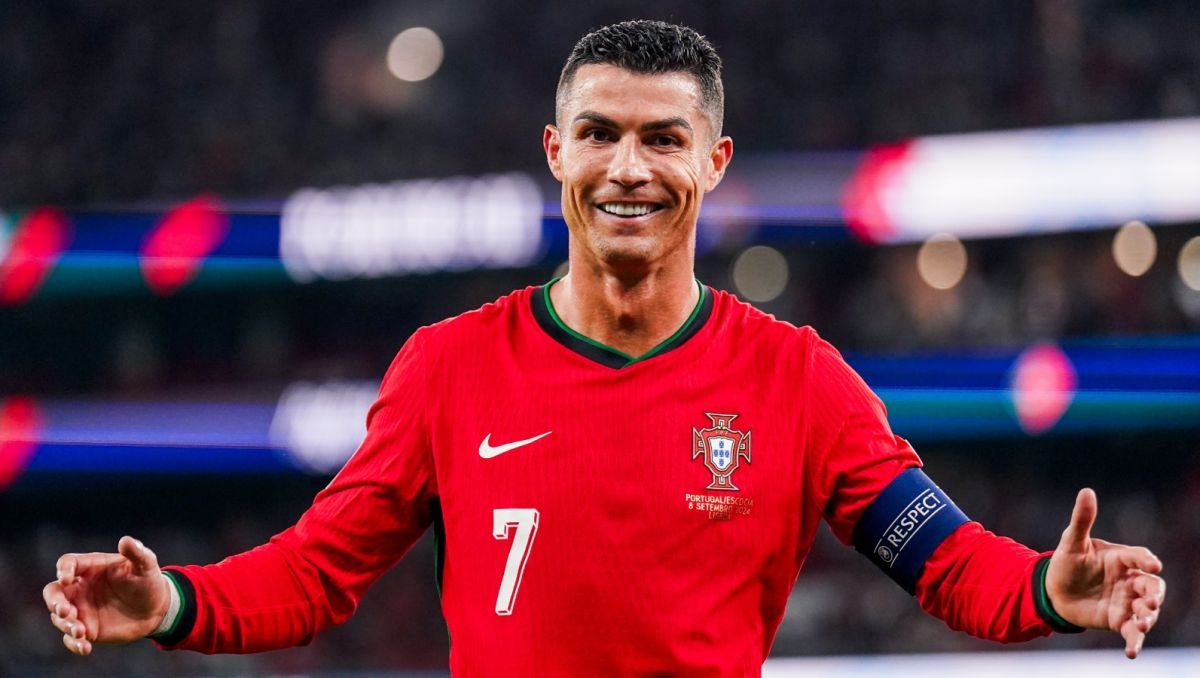 BronMuse's tweet photo. Who is the greatest footballer of all time?

Cristiano Ronaldo or Lionel Messi? https://t.co/R0TQLpKMdU