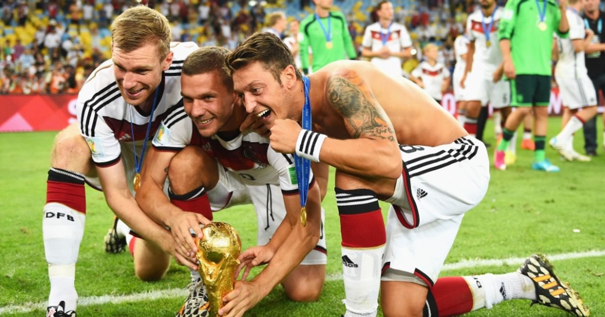 IDGoonerscom's tweet photo. Alhamdulillah akhirnya Arsenal punya 3 pemain yang bisa flexing-flexing pildun mereka ke rekan-rekannya di London nanti setelah terakhir kali yang ngelakuin itu trio Jerman: Ozil, Podolski, dan BFG. 

Congratulations Merino, Raya, dan Zubimendi! 2 trophy besar dalam semusim! 

Premier League with Arsenal ✅
World Cup with Spain ✅