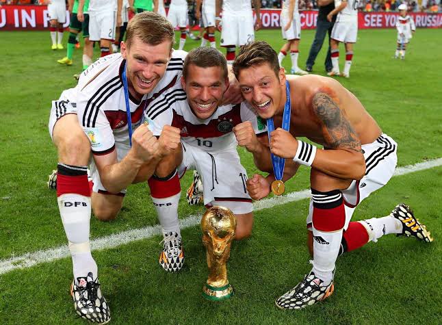 IDGoonerscom's tweet photo. Alhamdulillah akhirnya Arsenal punya 3 pemain yang bisa flexing-flexing pildun mereka ke rekan-rekannya di London nanti setelah terakhir kali yang ngelakuin itu trio Jerman: Ozil, Podolski, dan BFG. 

Congratulations Merino, Raya, dan Zubimendi! 2 trophy besar dalam semusim! 

Premier League with Arsenal ✅
World Cup with Spain ✅