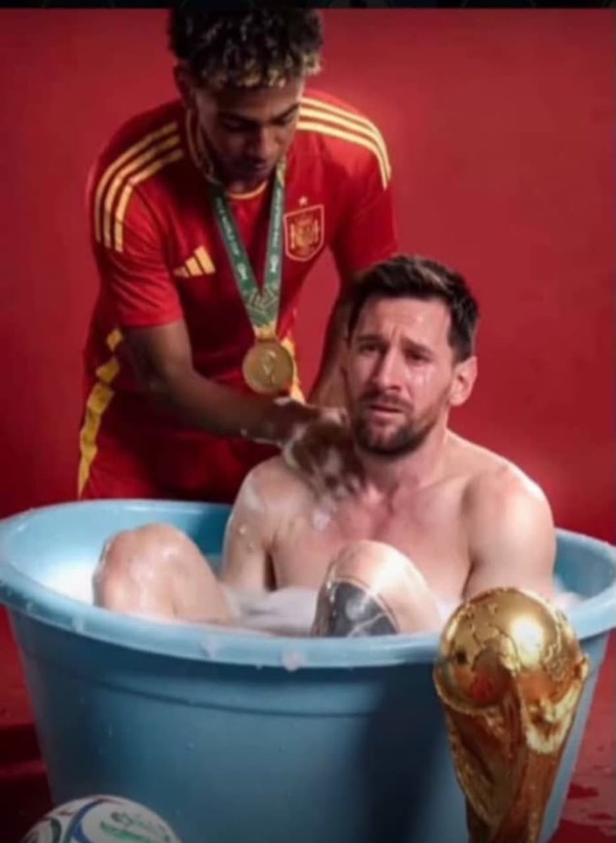 ololade658's tweet photo. @ESPNFC Lamine Yamal bathing Messi🤣🤣 https://t.co/fqDb79AOIm