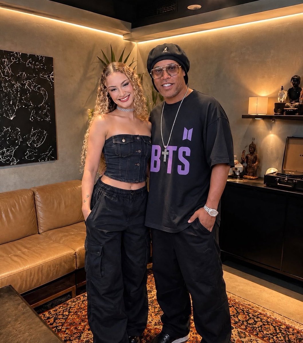 BTSxBRAZIL's tweet photo. 📸 Ronaldinho Gaúcho vestindo uma blusa do BTS, agora só falta foto com eles! https://t.co/kLdFnb9UQd