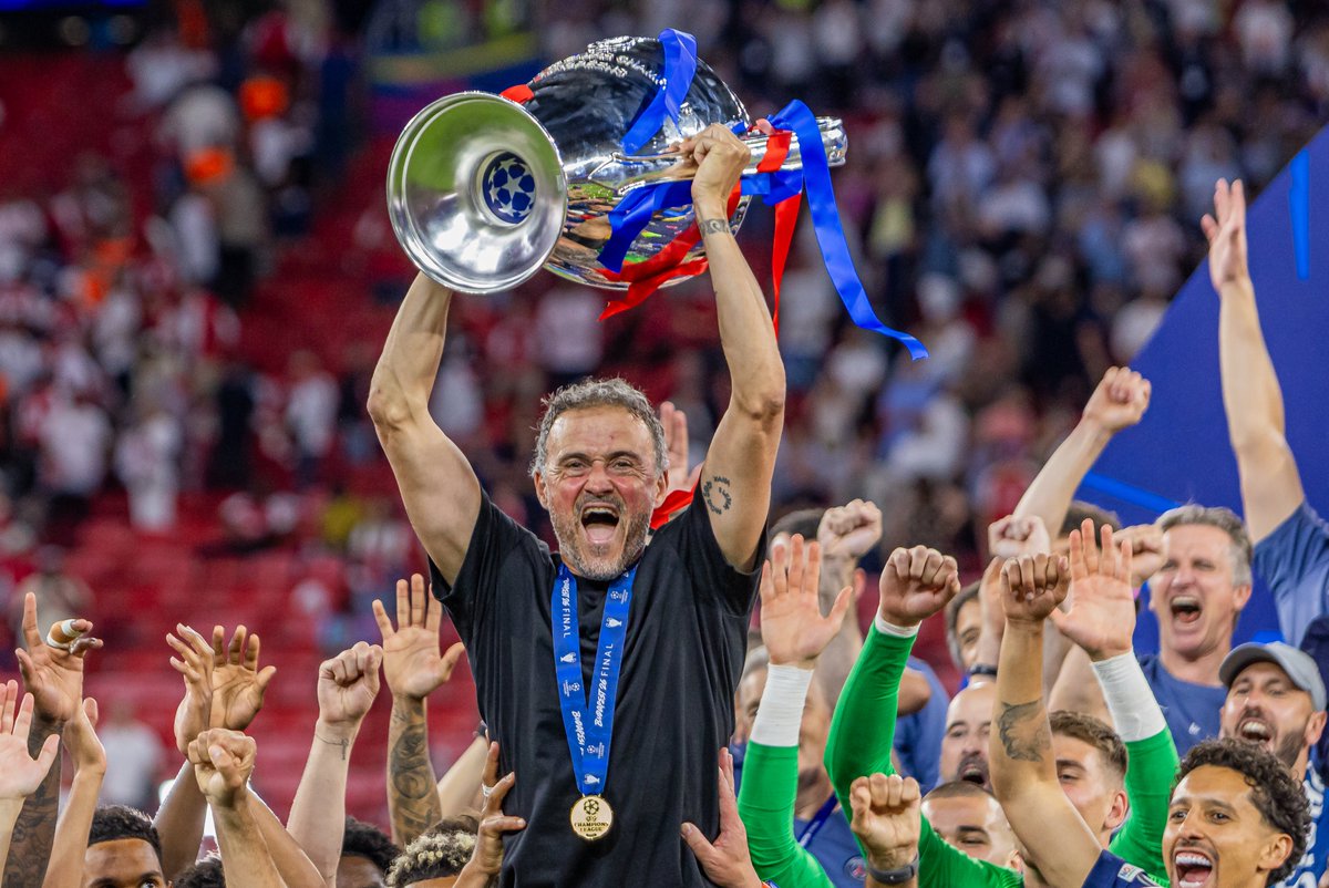 ActuFoot_'s tweet photo. 🚨 LES ENTRAÎNEURS ESPAGNOLS SONT AU SOMMET CETTE ANNÉE. 👔🤩

🏆 Luis de La Fuente 🇪🇸 : Vainqueur de la Coupe du Monde. 🌍

🏆 Luis Enrique 🇪🇸 : Vainqueur de la Ligue des Champions. 🇪🇺

🏆 Unai Emery 🇪🇸 : Vainqueur de la Ligue Europa. 🇪🇺

🏆 Mikel Arteta 🇪🇸 : Vainqueur de la Premier League. 🏴󠁧󠁢󠁥󠁮󠁧󠁿