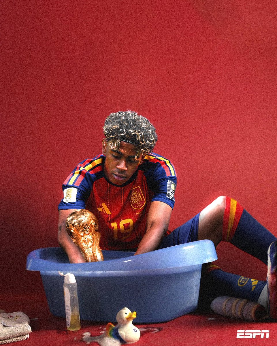 OficialSala12's tweet photo. Aos 19 anos, ele já zerou o futebol de seleções.

Campeão da Copa do Mundo e campeão da Euro.

Lamine Yamal agora só precisa de uma Champions pra zerar o futebol https://t.co/qWttEhFzUf