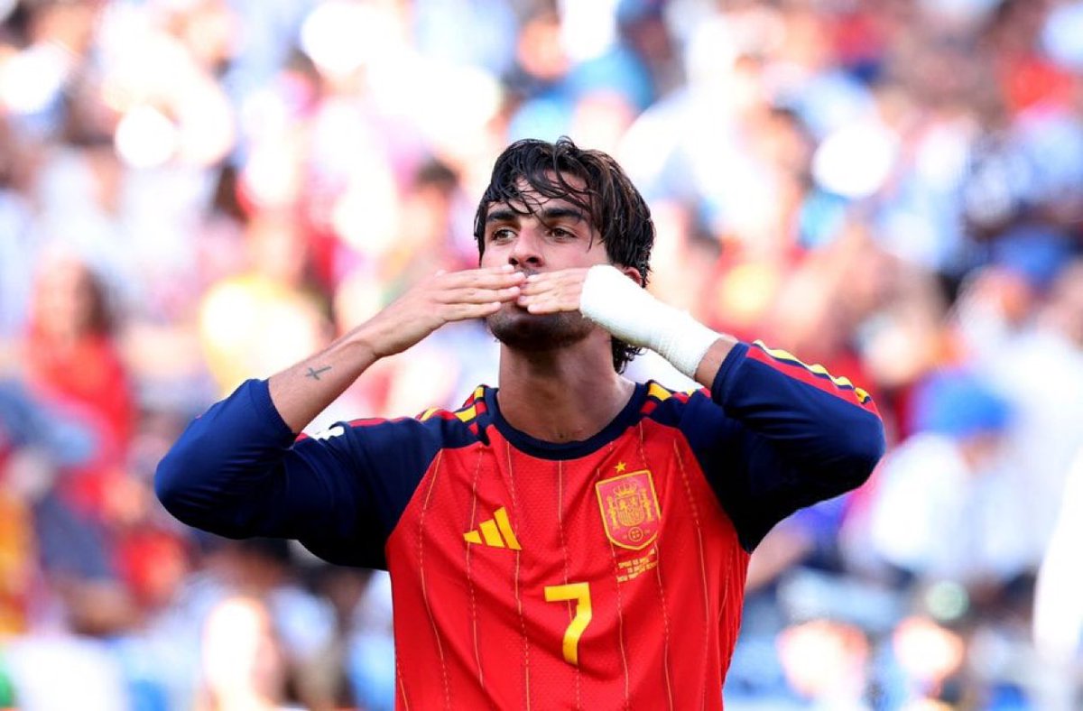 AlexDominguezTW's tweet photo. ⭐️⭐️ ¡ESPAÑA ES CAMPEONA DEL MUNDO! 

ℹ️ Pero no solo es eso:

✅ Es la mejor selección del Siglo XXI al ser la única en conseguir dos Mundiales.

✅ Es la selección menos goleada de la historia de los Mundiales con un gol.

✅ Es la selección con la racha más larga sin perder (38).

✅ Gana a la campeona de América (primera vez en la historia de la final mundialista) y vigente campeona del mundo.

➕ Es una de las mejores selecciones de la historia del fútbol.