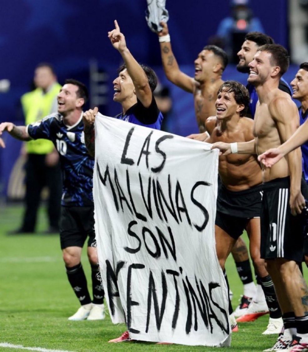 DavidVenables1's tweet photo. Hahahahahahaha, enjoy your silver medals, you absolute wasters. Victory for all of football tonight.  ¡Vamos, España! 🇪🇸🇪🇸🇪🇸 https://t.co/juNnjrt0ol