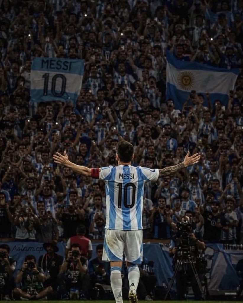 aessi_10's tweet photo. Teşekkürler #Goat  Teşekkürler çocukluğum. 39 yaşında yaptığın bir mücadele, kariyerin ve düşmanlarını bu güne kadar susturman. Geçmişim, geleceğin ve tüm zamanların en iyisi olarak kalacaksın https://t.co/gNJ36SEsbC