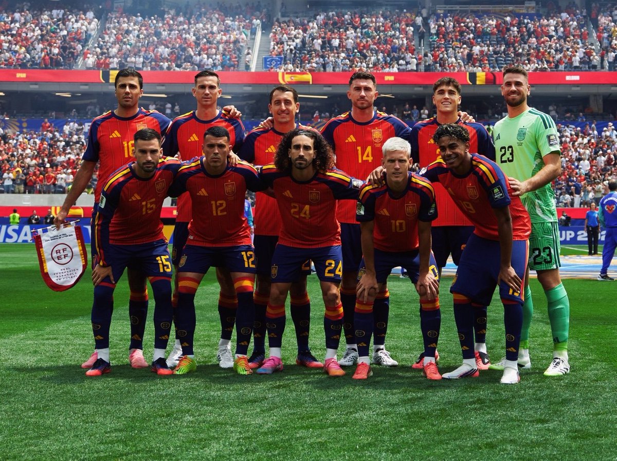 jornalnota's tweet photo. A Espanha é campeã do mundo com o título mais merecido de todos ao vencer a Argentina por 1 a 0 na prorrogação.

Fez o seu melhor jogo contra a França anulando os seus melhores jogadores aquele 2 a 0 colodsal. O mais curioso é que essa Espanha não tem nenhum jogador do Real Madrid, o clube mais poderoso do mundo. Ao contrário, joga no estilo de Guardiola, que ficou por anos no Barcelona. 

Já a Argentina foi uma seleção que mesmo frágil teve o Messi levando um país inteiro nas chuteiras que mesmo com seus 38 anos foi capaz de se erguer e nas dificuldades promover as melhores viradas e os jogos mais emocionantes dessa Copa.

Grande Copa do Mundo! Vai deixar saudades! ⚽🇪🇸🇦🇷