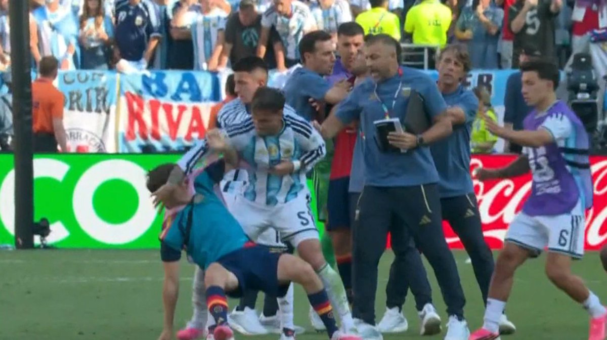 Futbolnocensura's tweet photo. Paredes golpeando a los jugadores Españoles.

Eso son los Argentinos MALOS perdedores y Malos Gandadores

Y luego preguntan "porque nadie nos quiere"

😣😣😣😣 https://t.co/s7bUD2moUy