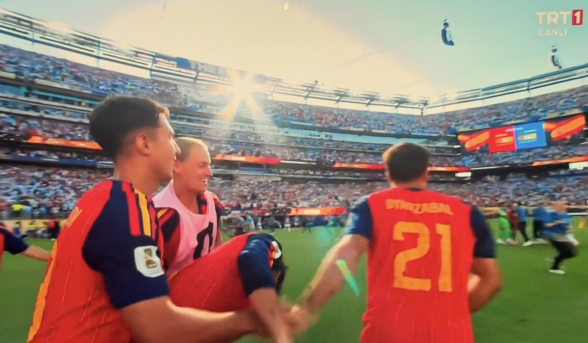 boranmfd's tweet photo. Ve İSPANYA DÜNYA KUPASI final maçını hakkıyla kazandı.Gecenin kaybedeni Arjantin oldu
BRAVO CHAMPION #SPAIN ✌️👊💥#ARGENTINA #WorldCupChampion
#SPAvsARG https://t.co/9VRsHVnpRQ