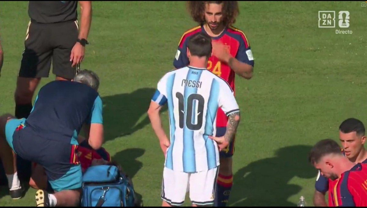 ArchivoVAR's tweet photo. ⁉️💥 ¿Debió intervenir el VAR para expulsar a Cucurella?

✅ 𝗡𝗢.

👉🏻 El español se tapa ligeramente la boca para hablar con Messi sin que exista una confrontación.

▪️ Pese a que el argentino se lo indicó al colegiado, el esloveno lo desestimó al no haber un enfrentamiento. https://t.co/FBOY8h99ga
