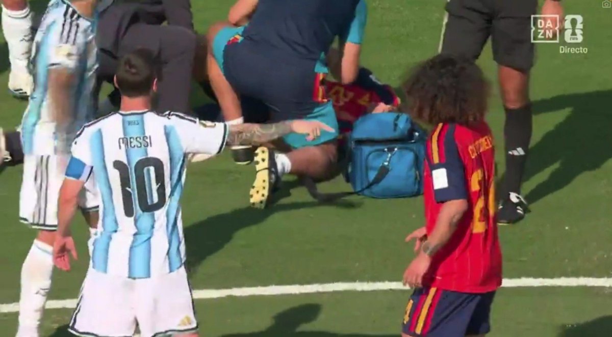 ArchivoVAR's tweet photo. ⁉️💥 ¿Debió intervenir el VAR para expulsar a Cucurella?

✅ 𝗡𝗢.

👉🏻 El español se tapa ligeramente la boca para hablar con Messi sin que exista una confrontación.

▪️ Pese a que el argentino se lo indicó al colegiado, el esloveno lo desestimó al no haber un enfrentamiento. https://t.co/FBOY8h99ga