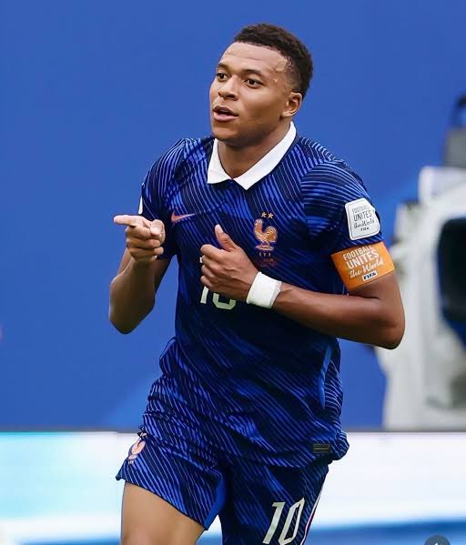 BrunoDiasCWB's tweet photo. Mbappe artilheiro 
Yamal levanta a taça

E Messi não tocou na bola na final. Sobra nada pros betinhas Argentinos. https://t.co/Slsvr4QTv8