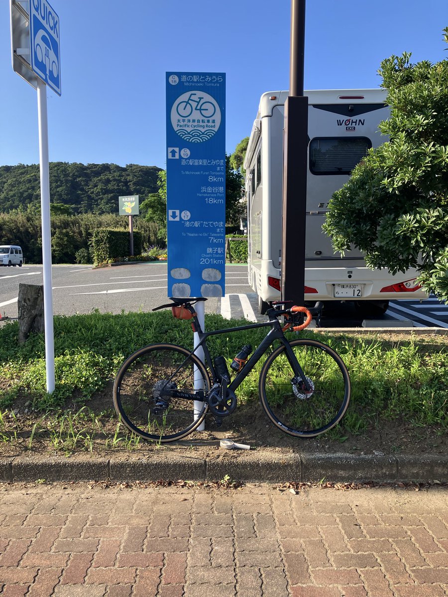 uzu_chato's tweet photo. 日の出を見たのは良いが、みるみる暑くなっていく、まずい。続々とスポットを経由して館山から抜けつつある。あと18キロ…
#太平洋岸自転車道 https://t.co/Cv5b2xN526