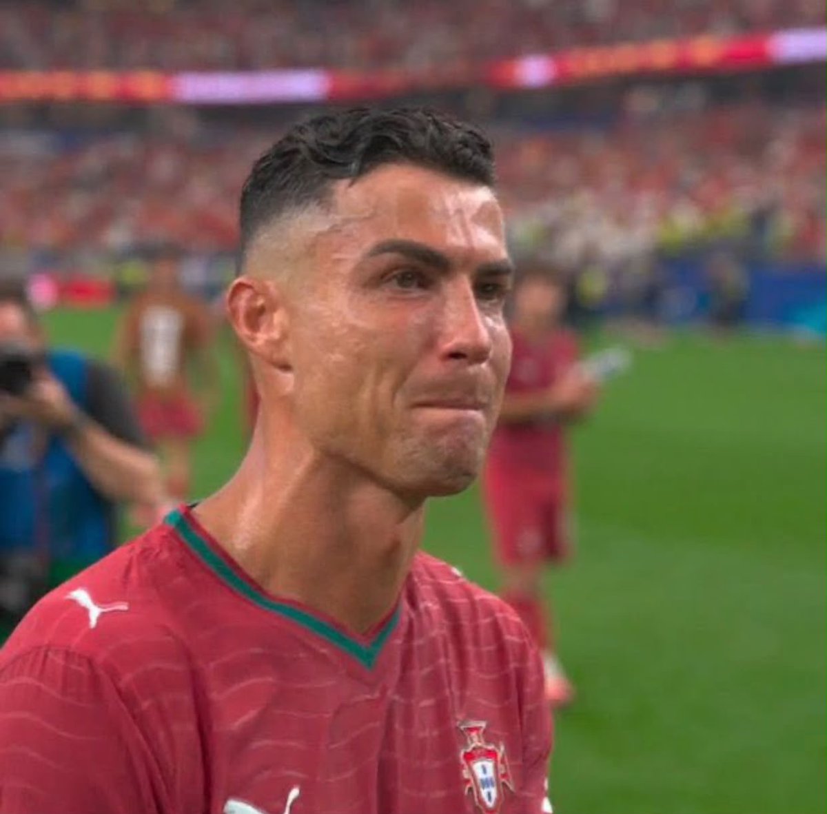 InsiderMix1's tweet photo. الأكثر تداولًا

المشهد الأخير لـ أفضل لاعبي كرة القدم عبر التاريخ 🥺💔 https://t.co/y5JtsuXohX