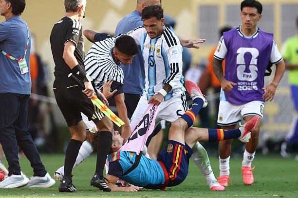 AdriRM33's tweet photo. Paredes fue a darle un puñetazo a Gavi.

Madre mía 😭😭😭😭🤣🤣🤣🤣 https://t.co/6f6KLI8puc