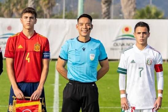 MakinaAzulMx's tweet photo. Que estamos haciendo mal como nación para que Cubarsi y Camberos hayan sido capitanes del mismo partido y el español haya sido titular en una final de Copa del Mundo mientras que Camberos no pueda ser titular en primera división mexicana. https://t.co/xvwC4W1WHU