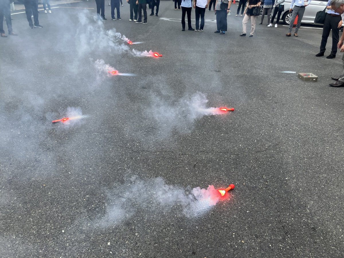 TrapicsChubu's tweet photo. 先日、万が一の事態の備え、観光バスの緊急設備に関する研修を行いました。発煙筒や非常扉の使い方、緊急停止ボタンの発動など学びました！
もちろん使う機会がないことが一番ですが、大変有意義な研修となりました📚
ご協力いただいた東濃鉄道の皆様ありがとうございました👍 https://t.co/ggl5Hp07HO