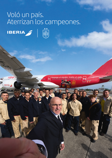 Iberia's tweet photo. Hay vuelos cuyo destino es hacer historia y este era uno de ellos. Habéis ganado la segunda estrella y ahora toca celebrarlo.  

España es campeona del mundo y ha sido un orgullo acompañar a la Selección durante este viaje inolvidable.

Gracias por volar como equipo y por hacernos volar como país. 🇪🇸🏆