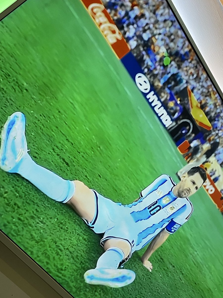 _riosprofile's tweet photo. Don’t tag Messi fans… they’re already in the comments 😂
Who’s the real GOAT? https://t.co/BrUfbigSlL