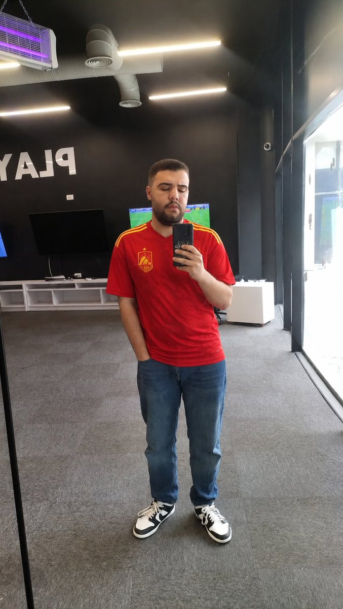 ibrahim_taag's tweet photo. مبروك الفوز لمنتخب أسبانيا و لا عزاء لمدللي الفيفا 🔥🔥😂😂😂 https://t.co/P7cXBrU6i3