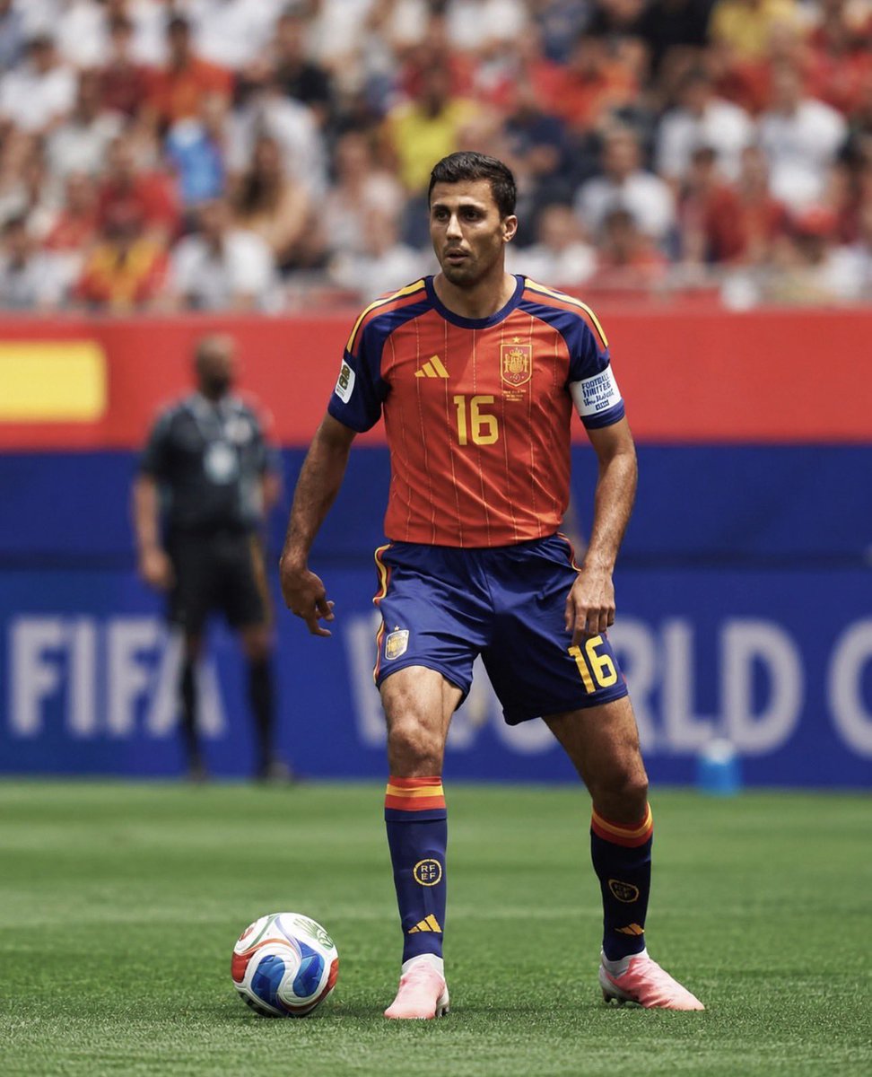 ElBullGooner's tweet photo. Al tipo lo detesto, pero que pedazo de comandante. https://t.co/C9oecerKw5
