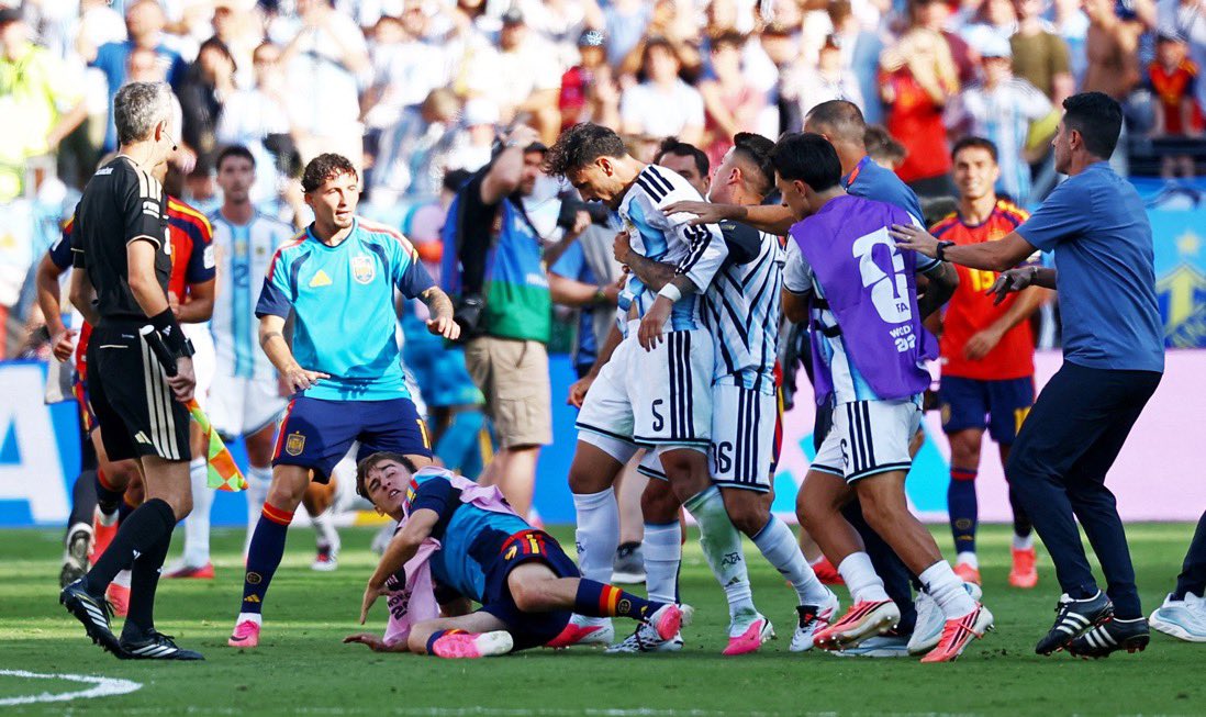 juanbaaq's tweet photo. Dice Lionel Scaloni que Argentina es grande en la victoria, y grande en la derrota 

Argentina siendo “grande” en la derrota https://t.co/xChYnKvOTO