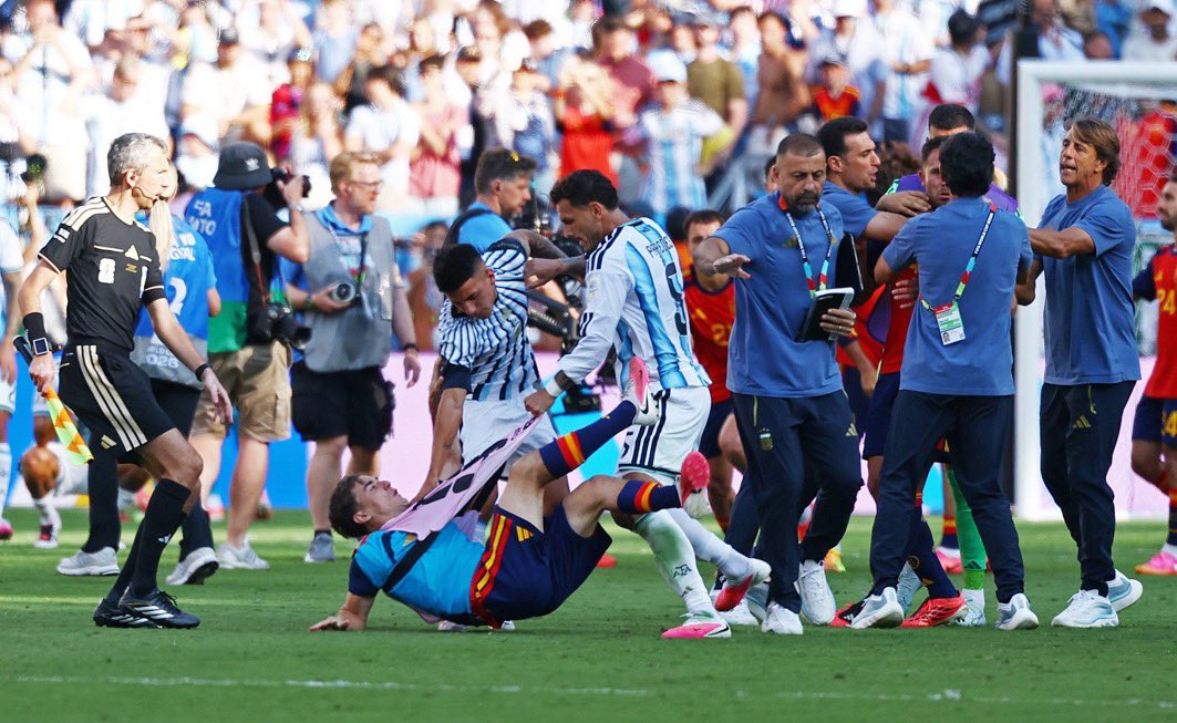 juanbaaq's tweet photo. Dice Lionel Scaloni que Argentina es grande en la victoria, y grande en la derrota 

Argentina siendo “grande” en la derrota https://t.co/xChYnKvOTO