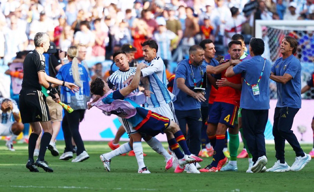 juanbaaq's tweet photo. Dice Lionel Scaloni que Argentina es grande en la victoria, y grande en la derrota 

Argentina siendo “grande” en la derrota https://t.co/xChYnKvOTO