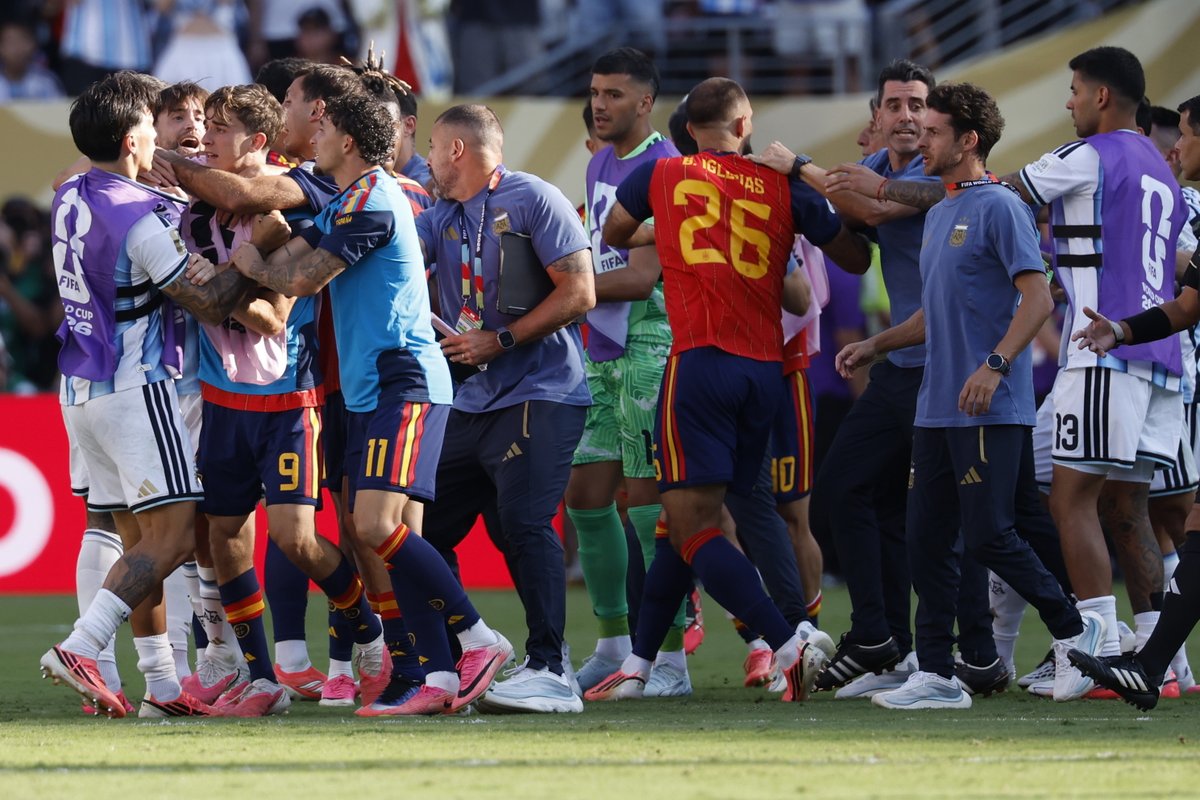 sport's tweet photo. 😡La pérdida de papeles de Paredes al acabar el partido

🇦🇷💢El argentino agredió a Eric Garcia y Gavi tras perder la final https://t.co/lduOYAxJZE