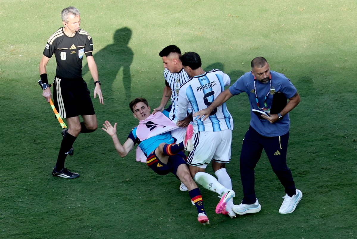 sport's tweet photo. 😡La pérdida de papeles de Paredes al acabar el partido

🇦🇷💢El argentino agredió a Eric Garcia y Gavi tras perder la final https://t.co/lduOYAxJZE