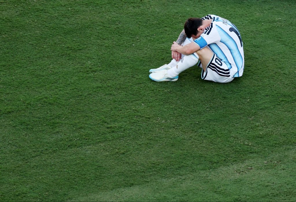 1CIIL's tweet photo. قد تخسر مباراة لكنك لن تخسر تاريخًا كتبته بقدميك 

ارفع رأسك يا بطل العالم🐐 https://t.co/ZNSS1D6Jwk