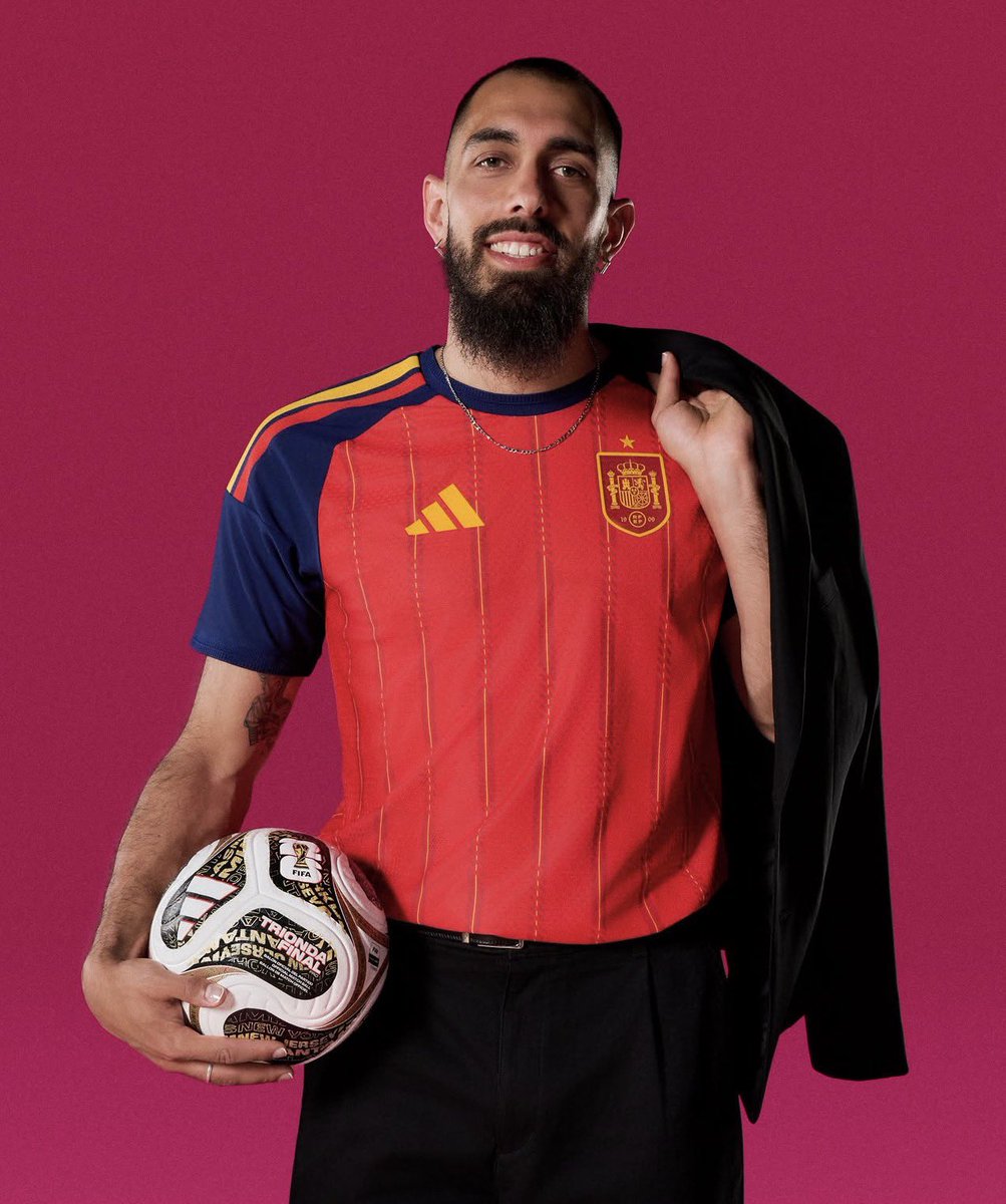 BundesInsider's tweet photo. 🇪🇸 O desempenho de Borja Iglesias nas campanhas de seus grandes títulos recentes: 

🏆 Bundesliga: 0 gols e 0 assistências em 252 minutos jogados

🏆 DFB-Pokal: 0 gols e 0 assistência em 26 minutos jogados

🏆 Copa do Mundo: 0 gols e 0 assistências em 1 minuto disputado.

🤷🏻‍♂️ https://t.co/cVUA5A9XG9