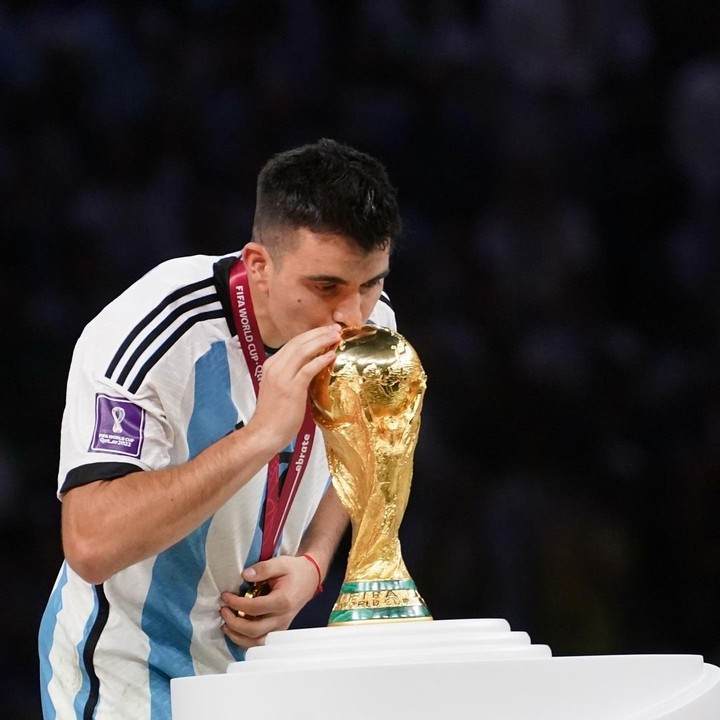 Trezeguetista7's tweet photo. Scaloni te olvidaste del talisman. 

El que nunca te dejo a gamba y sabia jugar estos partidos. https://t.co/6jCZ87fefL