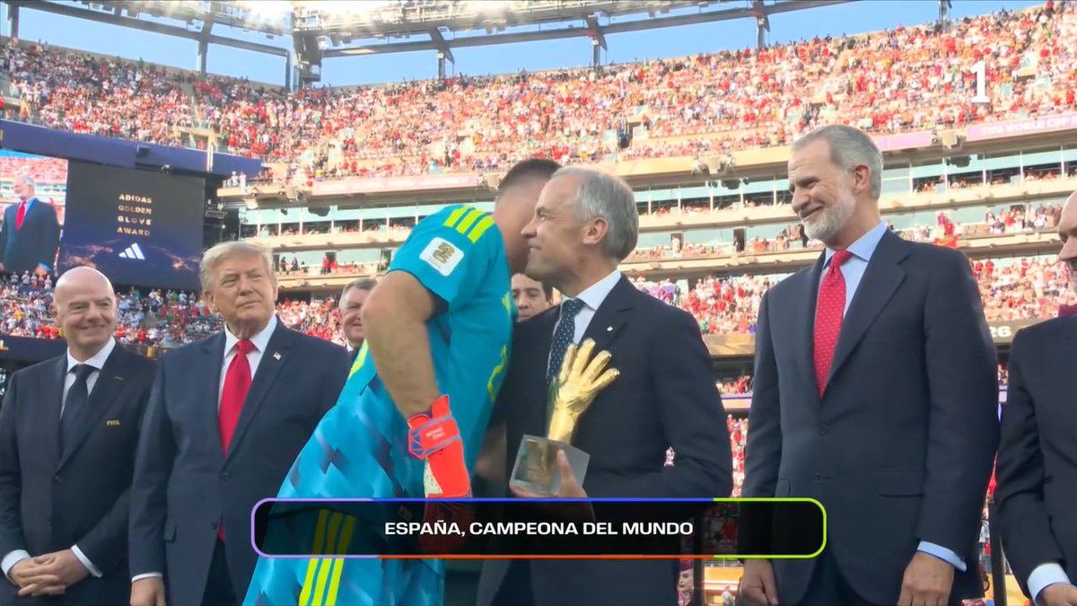 see_lallero's tweet photo. Lui gli stringe la mano, Unai Simòn non lo ca*a minimamente, nemmeno lo guarda in faccia. #spagnaargentina #mondiali https://t.co/64iUtcjkBP