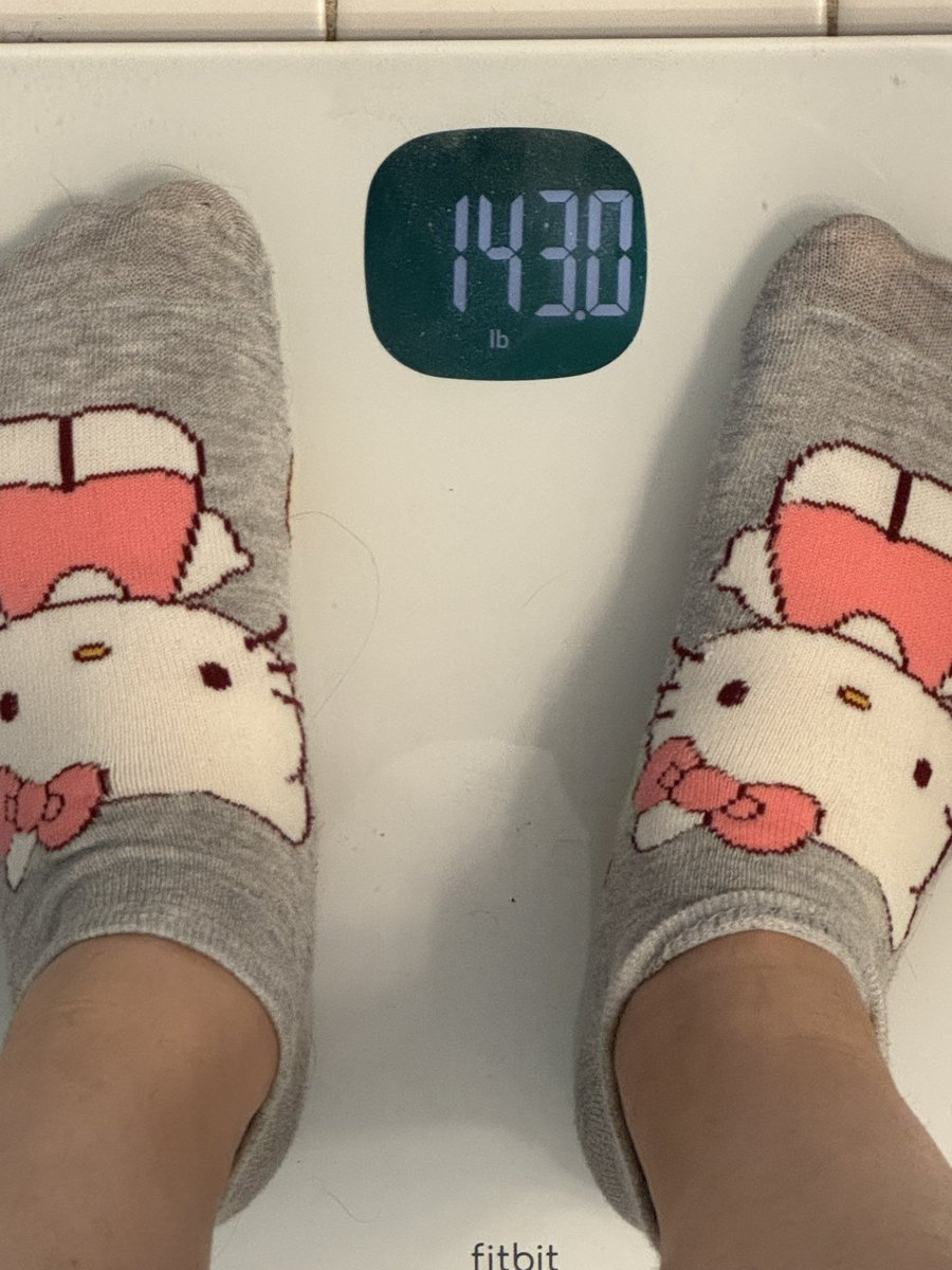 bedbambi's tweet photo. before &amp; after finally shitting after 2 days but it definitely wasn't all of it since it was only 1 pound and i've been fluctuating 141-143 😭 plus like.. 5pm obviously wouldn't be less than a 10am weigh in 🫪 https://t.co/r4qP0fL78d